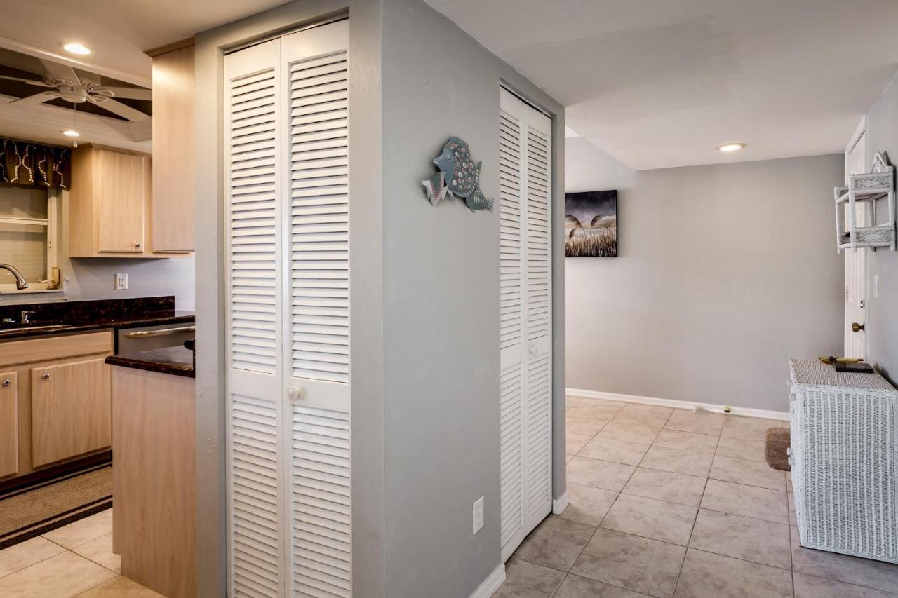 Royal Pelican 381, 2 Bedrooms, Sleeps 6, Canal View, Heated Pool, Elevator Fort Myers Beach Buitenkant foto